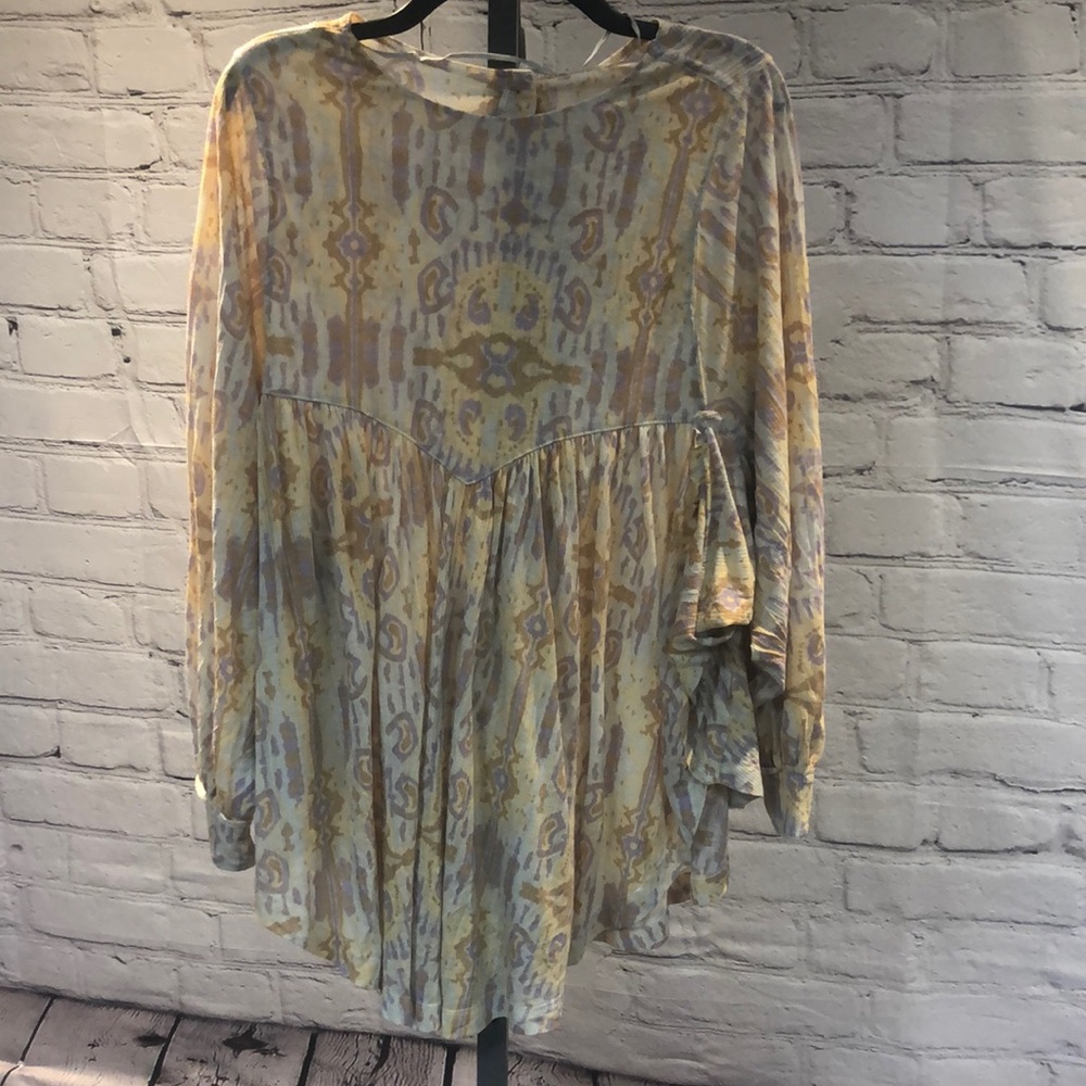 Free People Tunic Top. Size XS. Buttons down the back.